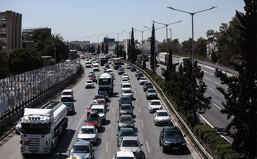 Κίνηση τώρα: Μεγάλη ταλαιπωρία στους δρόμους λόγω της απεργίας – «Κόκκινος» ο χάρτης στην Αττική