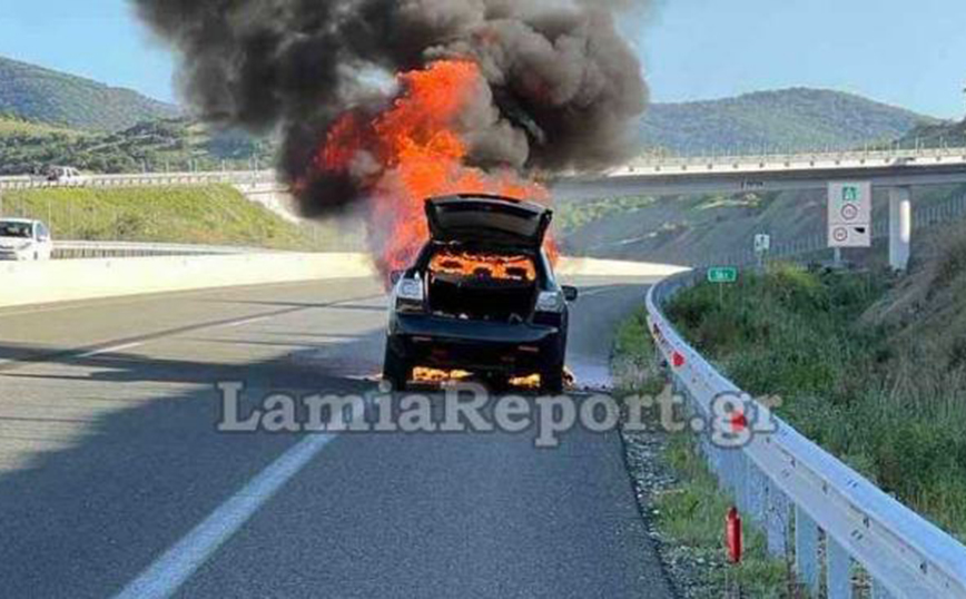 Λαμπάδιασε αυτοκίνητο με τρεις δημάρχους της Φθιώτιδας που επέστρεφαν από κηδεία