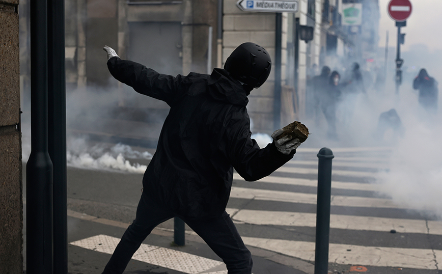 Οι Γάλλοι έχουν ξεχυθεί στους δρόμους: Βίαια επεισόδια «αμαύρωσαν» την 11η ημέρα των διαδηλώσεων