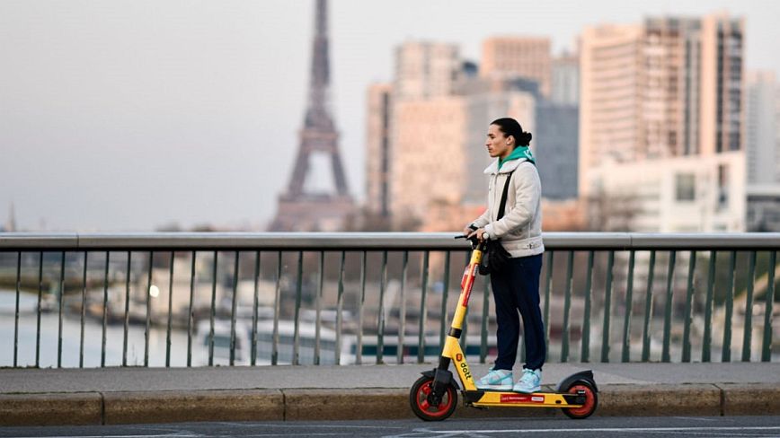 Παρίσι: Απαγορεύτηκαν με δημοψήφισμα τα ηλεκτρικά πατίνια μετά από αυξανόμενα ατυχήματα και δυστυχήματα