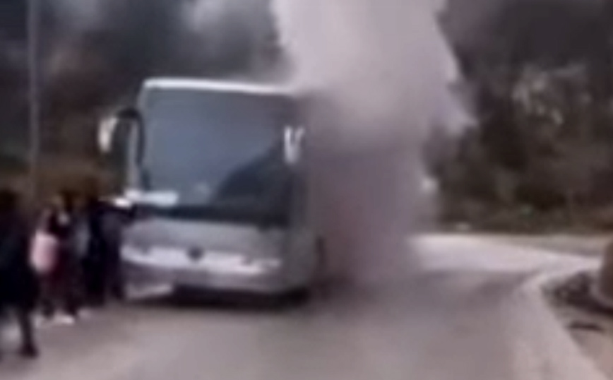 Η στιγμή που λεωφορείο που μεταφέρει μαθητές από τη Θεσσαλονίκη παίρνει φωτιά