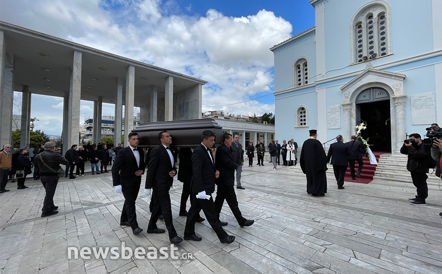 Κηδεία Ρένας Κουμιώτη: Συγκίνηση στο τελευταίο αντίο από φίλους και συγγενείς