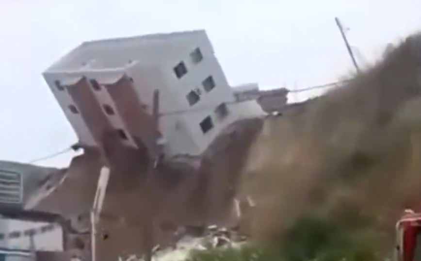 Τρομακτικό βίντεο με την κατάρρευση κτιρίου στο Μεξικό – Κατρακυλά και καταλήγει στον δρόμο