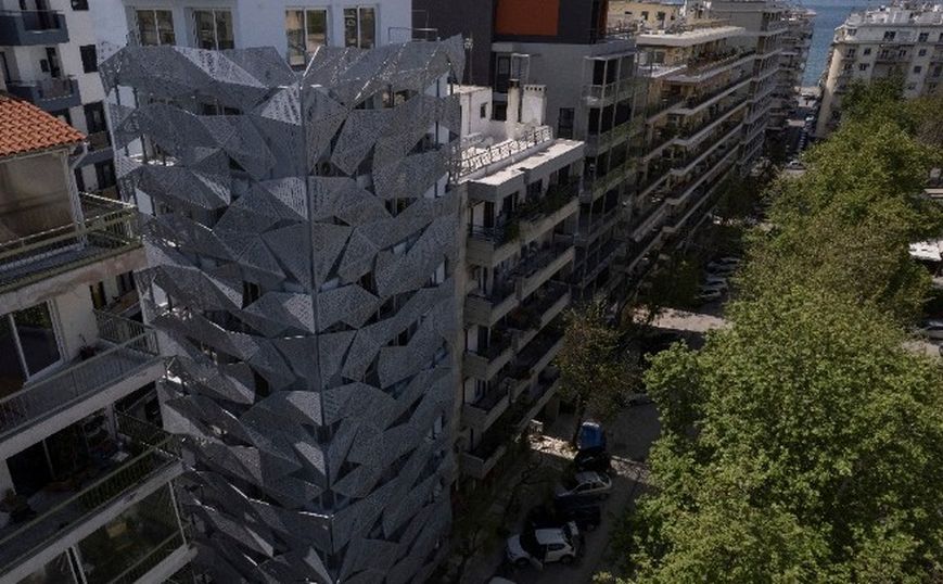Εννιαόροφο κτίριο στη Θεσσαλονίκη αλλάζει χρώμα ανάλογα με τις διαθέσεις του καιρού