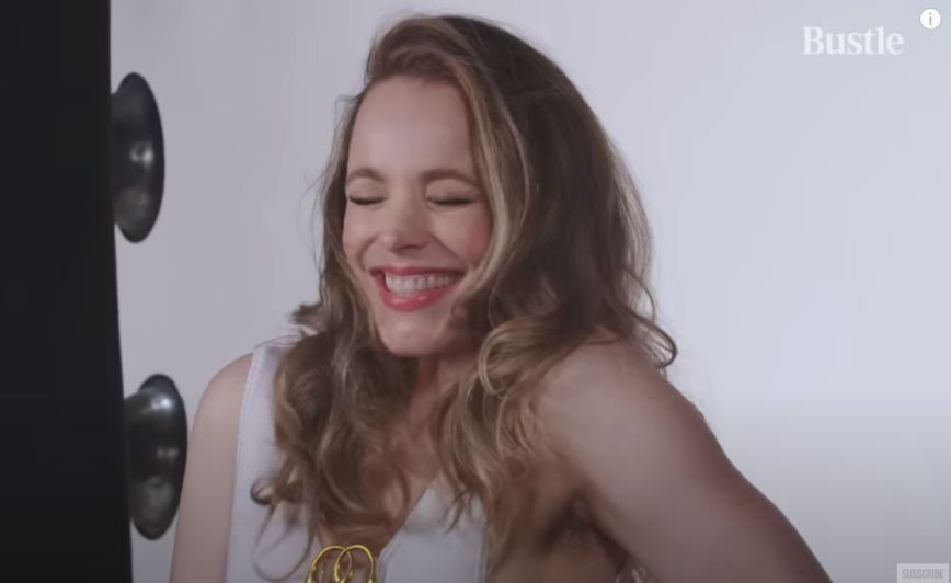 Οι τρίχες στις μασχάλες της Rachel McAdams διχάζουν: «Αυτό είναι απλώς άσχημο»