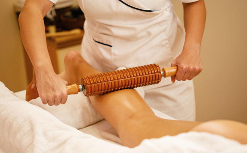 Τι είναι η Μαδεροθεραπεία; Τα οφέλη μιας ολιστικής τέχνης μασάζ