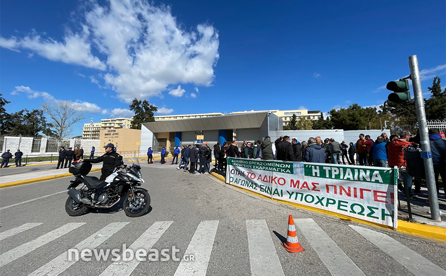 Διαμαρτυρία εργαζομένων στα ναυπηγεία Σκαραμαγκά έξω από το υπουργείο Άμυνας