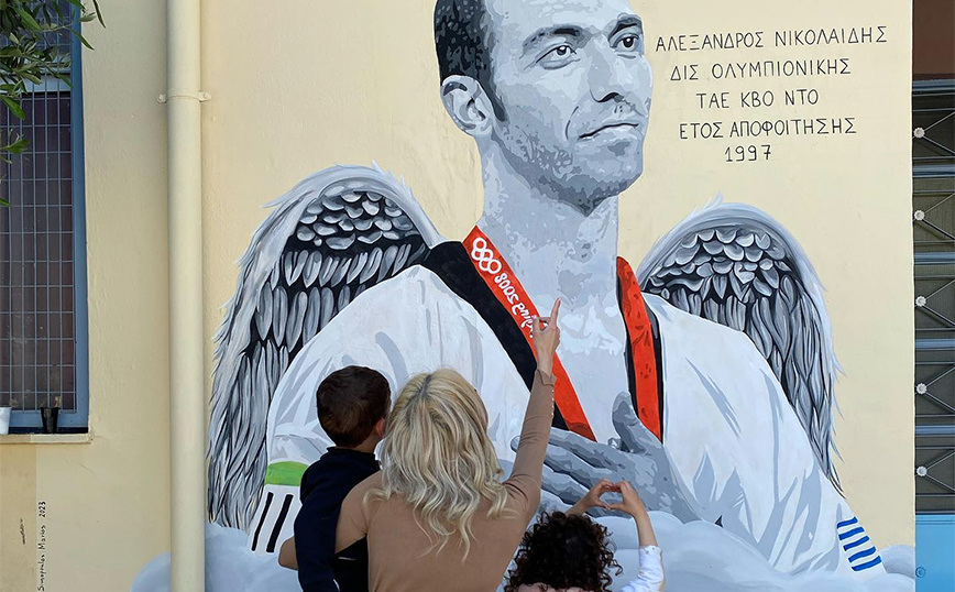 Γκράφιτι με φτερά αγγέλου έγινε ο Αλέξανδρος Νικολαΐδης &#8211; Η συγκινητική φωτογραφία της συζύγου του με τα παιδιά τους