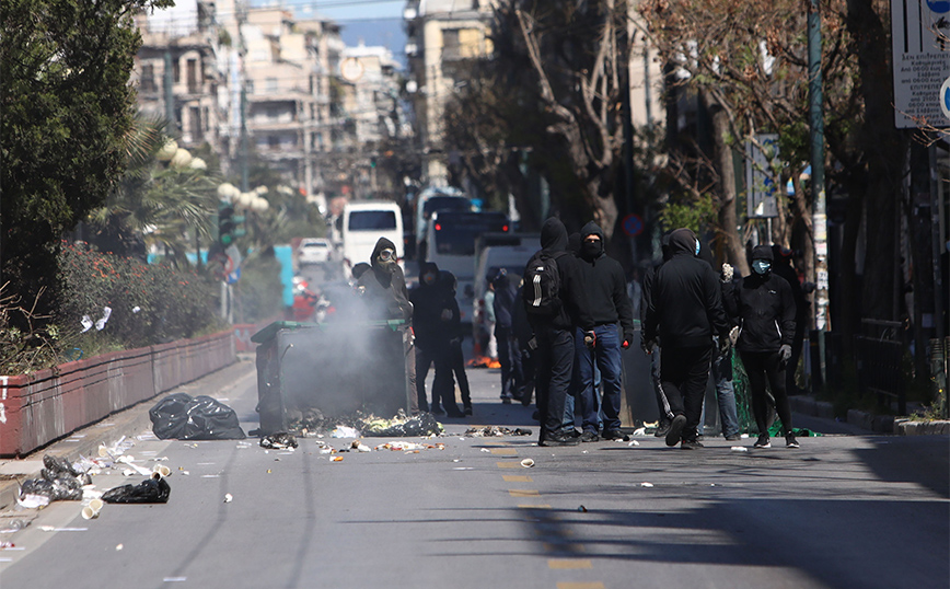 Αστυνομικός πυροβόλησε στον αέρα έξω από την ΑΣΟΕΕ, φωτιά σε κάδους – Άνοιξε η Πατησίων