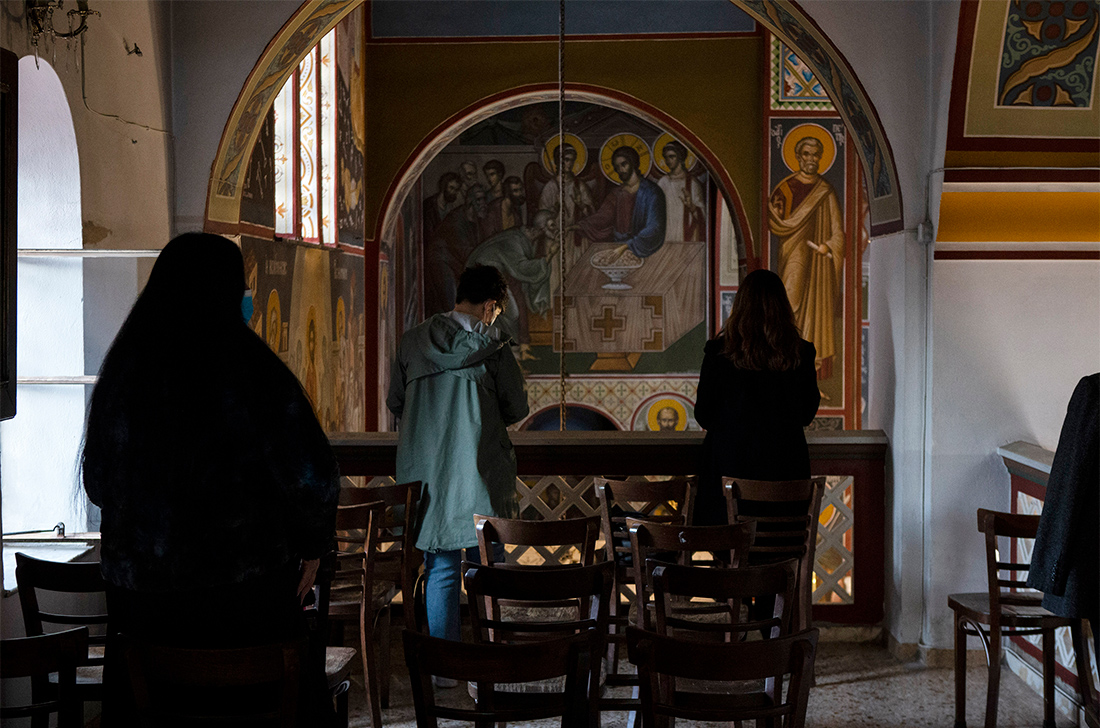 πιστοί σε εκκλησία πιστοί σε εκκλησία