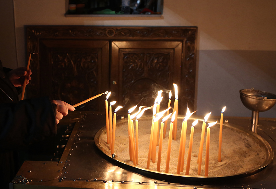 Πιστή λίγο έλειψε να βάλει φωτιά σε παρεκκλήσι στη Λάρισα, ανάβοντας 58 κεριά