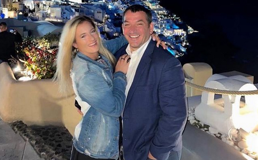 Αφροδίτη Σκαφίδα – Πύρρος Δήμας: Μαζί και ερωτευμένοι στα σοκάκια της Σαντορίνης