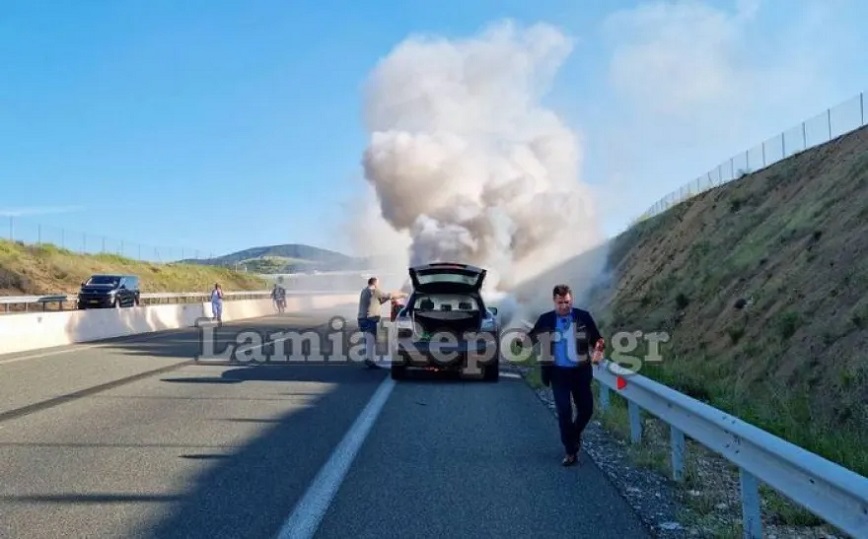 Φωτιά σε αυτοκίνητο με τρεις δημάρχους της Φθιώτιδα – «Είμαστε πολύ σκληροί για να πεθάνουμε»