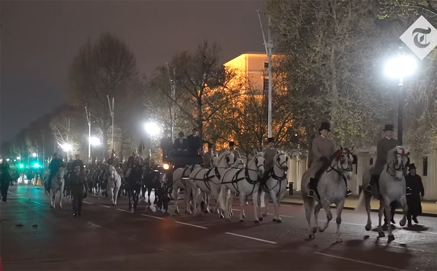 Πρόβα με άμαξες και άλογα στο άδειο νυχτερινό Λονδίνο για τη στέψη του βασιλιά Κάρολου