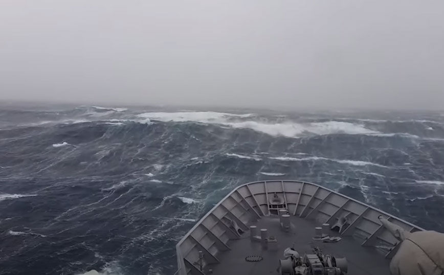 Πλοία που «πιάστηκαν» σε θεόρατα κύματα