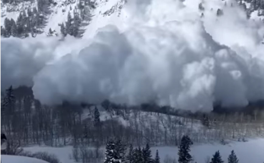 Σκιέρ βλέπουν χιονοστιβάδα να έρχεται κατά πάνω τους