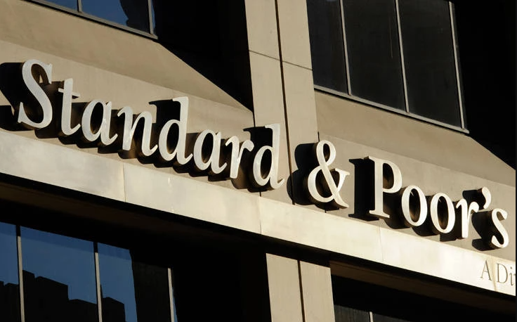 Standard &#038; Poor&#8217;s: Αναβάθμισε σε θετικό το outlook της Ελλάδας &#8211; Στο ΒΒ+ η αξιολόγηση