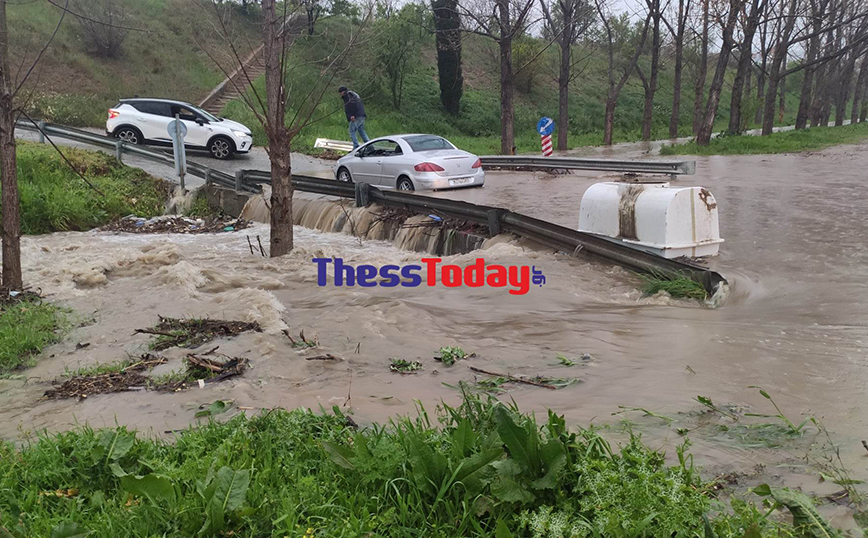 Κακοκαιρία ILINA: Ποτάμια έγιναν οι δρόμοι στη Θεσσαλονίκη &#8211; Εγκλωβίστηκε οδηγός