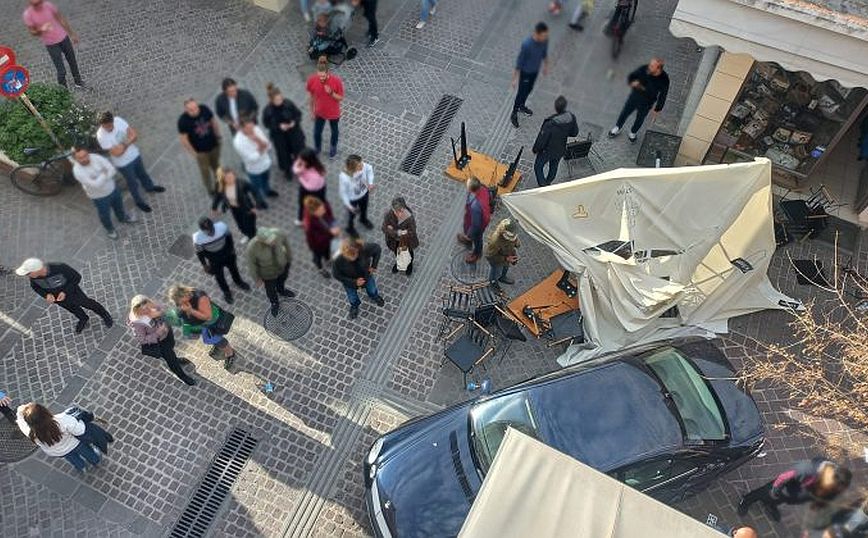 Βίντεο ντοκουμέντο από τη στιγμή που αυτοκίνητο έπεσε σε καφετέρια στον πεζόδρομο της παλιάς πόλης των Χανίων