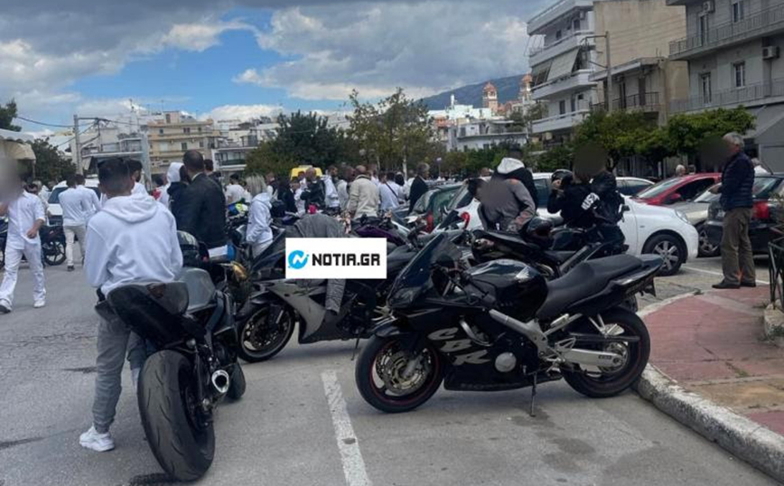 Nτυμένοι στα λευκά είπαν το τελευταίο «αντίο» στο νεαρό που σκοτώθηκε στο φοβερό τροχαίο στον Άλιμο