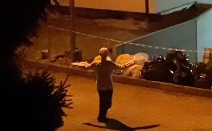 Η «κυρία που χορεύει» στον δρόμο τη νύχτα και τρομοκρατεί το TikTok – Το βίντεο με πάνω από 105 εκατ. views