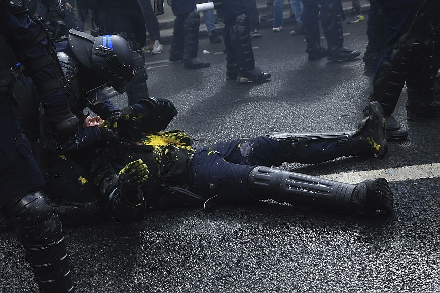Γαλλία: Τουλάχιστον 108 αστυνομικοί τραυματίες στις διαδηλώσεις της Πρωτομαγιάς