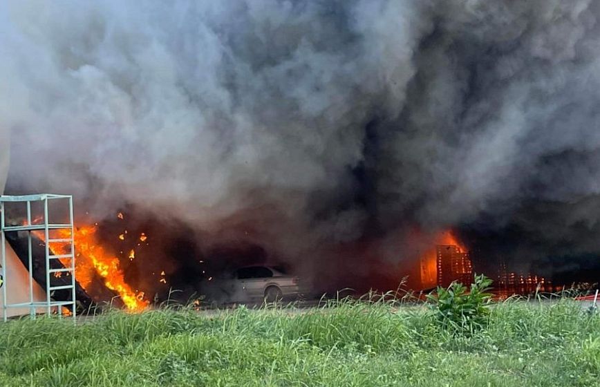 Λάρισα: Στις φλόγες έχει τυλιχθεί παλιό εργοστάσιο με μοκέτες