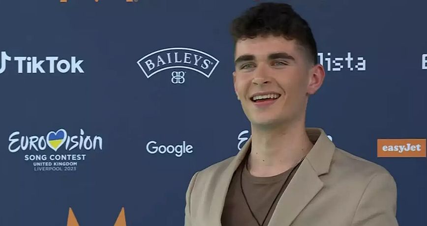 Eurovision 2023: Ο Victor Vernicos έλαμψε στο τιρκουάζ χαλί