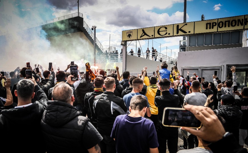 ΑΕΚ: Αποθέωση από τους οπαδούς στα Σπάτα