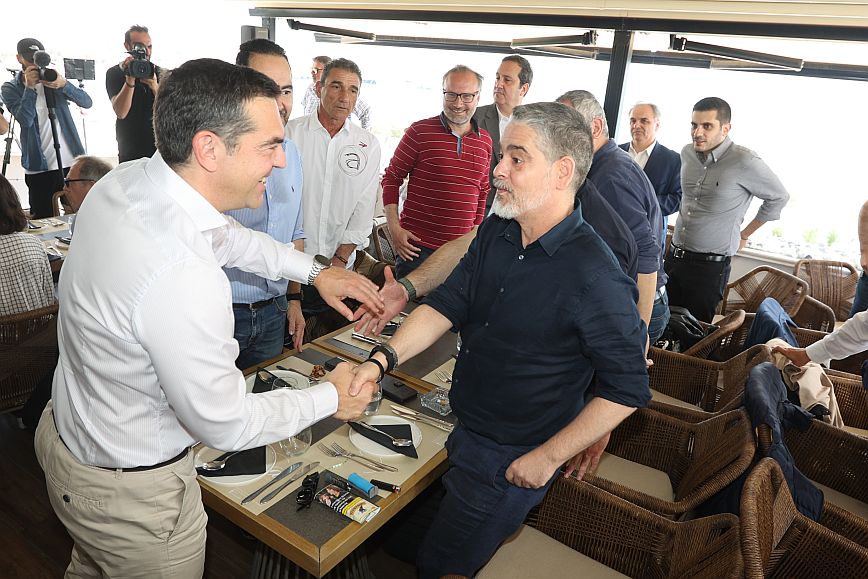 Αλέξης Τσίπρας: Χαλαρή συνάντηση με τους πολιτικούς συντάκτες στον Πειραιά