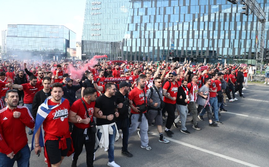 Ολυμπιακός: Ξεκίνησε η πορεία των οπαδών προς το γήπεδο για τον τελικό με τη Ρεάλ Μαδρίτης