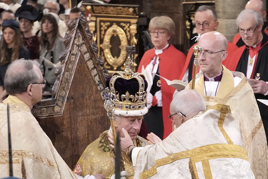 Φόρεσε το στέμμα του Αγίου Εδουάρδου ο Κάρολος Γ&#8217; κι έγινε βασιλιάς της Βρετανίας