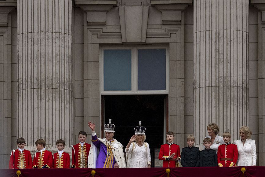 Ο χαιρετισμός του βασιλικού ζεύγους από το μπαλκόνι στο παλάτι του Μπάκιγχαμ μετά από τη στέψη