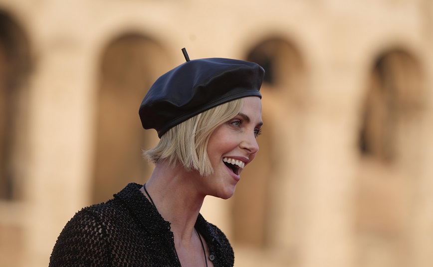 Νέος έρωτας για τη Σαρλίζ Θερόν – Την «τσάκωσε» ο φακός χέρι-χέρι σε ρομαντικό ραντεβού με μοντέλο
