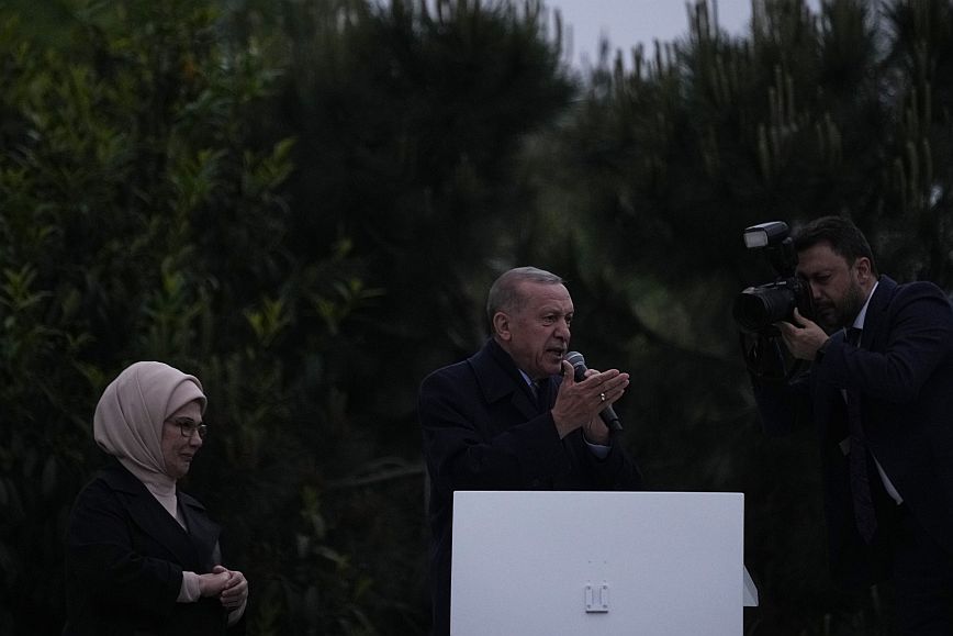 Τουρκία – Εκλογές: Ο Ερντογάν μετά την ανακοίνωση της νίκης του ερμήνευσε ένα ερωτικό τραγούδι ξεσηκώνοντας το κοινό του