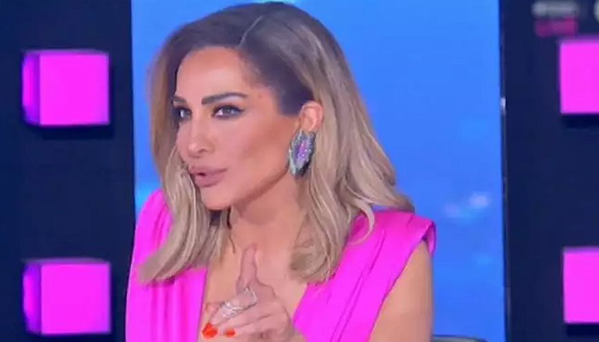 J2US – Βανδή: «Μη σε ξαναδώ να μπαίνεις στο καμαρίνι και να μου κλέβεις τις περούκες, αλίμονο σου»