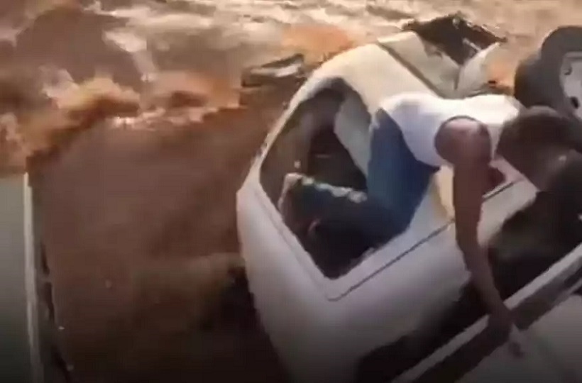 Κένυα: Συγκλονίζουν οι εικόνες της διάσωσης οδηγού βυτιοφόρου από ορμητικό ποτάμι