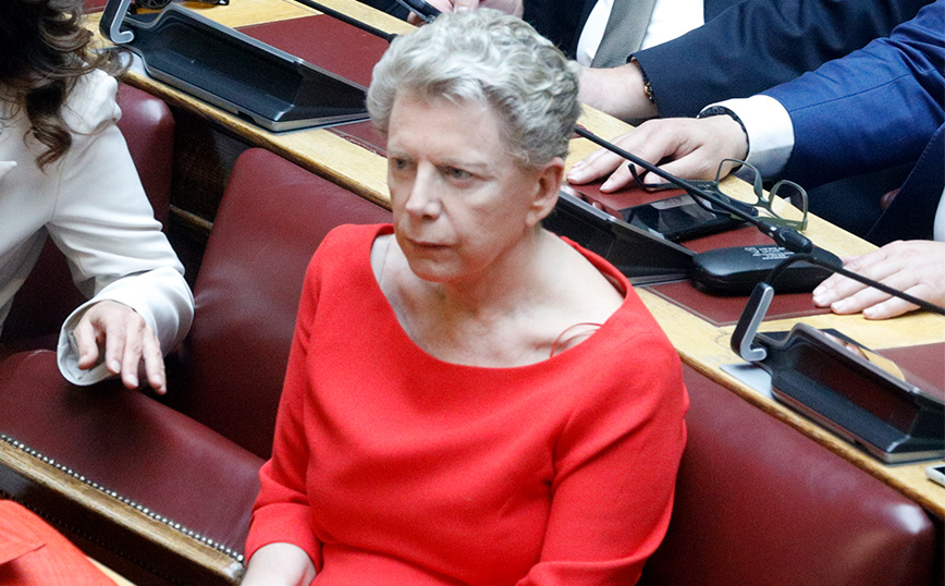 Έλενα Ακρίτα: Γιατί ήμουν βλοσυρή όταν κάθισα στα έδρανα της Βουλής