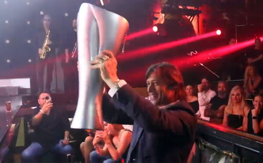 Με την κούπα της πρωταθλήτριας ΑΕΚ αγκαλιά στα μπουζούκια ο Ματίας Αλμέιδα