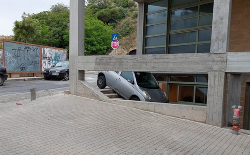Αυτοκίνητο «μπούκαρε» στο Πολιτιστικό Κέντρο Ηρακλείου από τις σκάλες
