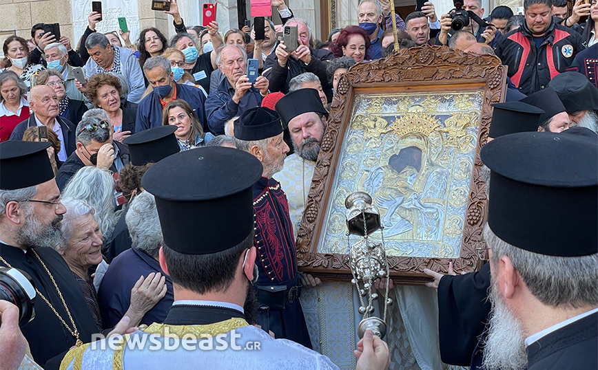 Φεύγει για το Άγιο Όρος η εικόνα της Παναγιάς «Άξιον Εστί» – Άγημα από τα τρία σώματα του στρατού στη Μητρόπολη Αθηνών