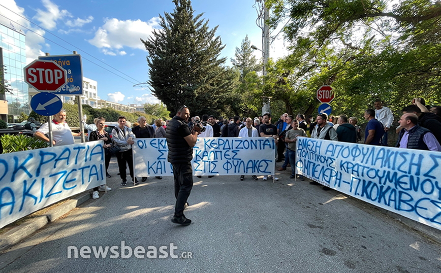 Φρέντι Μπελέρη: Συγκέντρωση διαμαρτυρίας έξω από την αλβανική πρεσβεία στην Αθήνα – «Παρών» ο Κωνσταντίνος Μπογδάνος