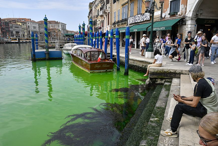 Ιταλία: Ένα μυστήριο πράσινο χρώμα απόκτησαν ξαφνικά τα κανάλια της Βενετίας