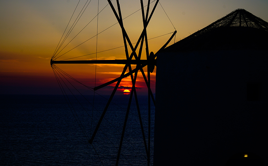 Ηλιοβασίλεμα στην Σαντορίνη Ηλιοβασίλεμα στην Σαντορίνη