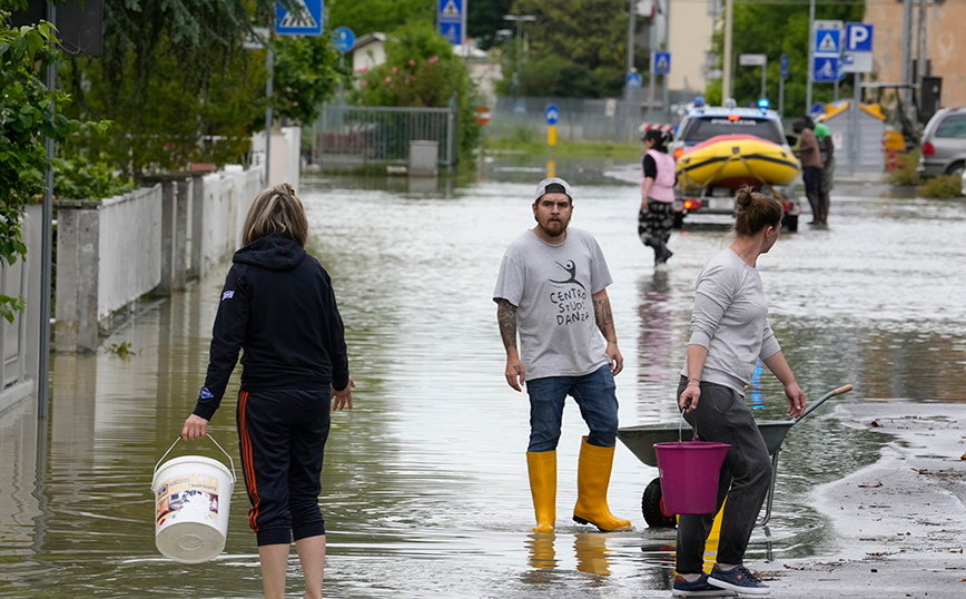 Φονικές πλημμύρες στην Ιταλία: 14 οι νεκροί, πάνω από 20.000 οι άστεγοι