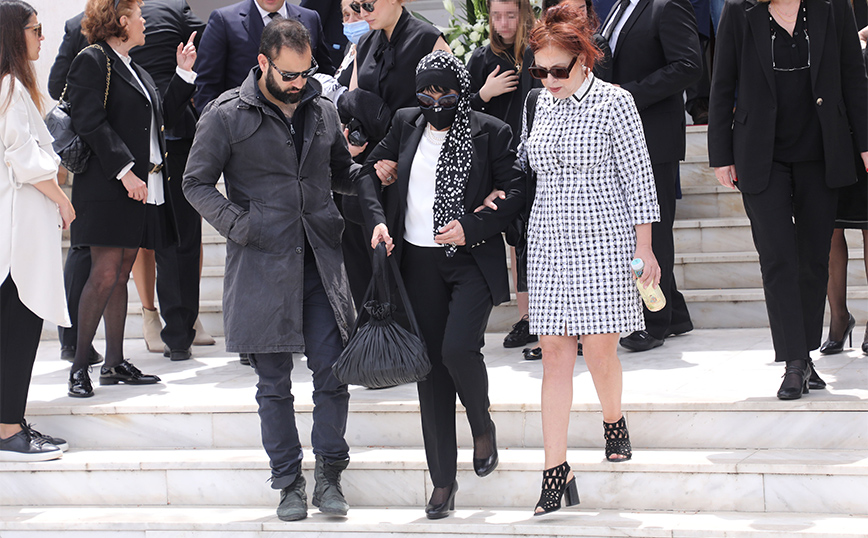 Συγκίνηση στην κηδεία του Στιβ Κακέτση – Συντετριμμένη η Κατιάνα Μπαλανίκα