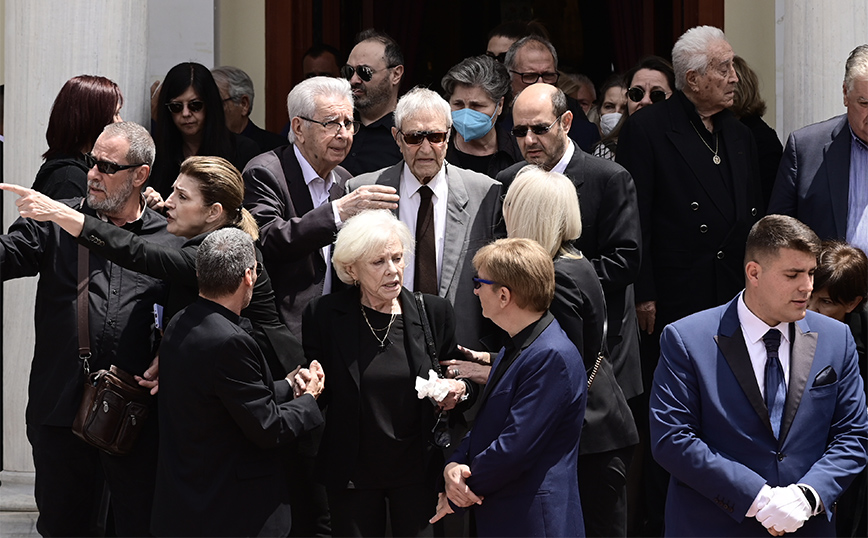 Το τελευταίο αντίο στον αγαπημένο τραγουδιστή Γιάννη Βογιατζή