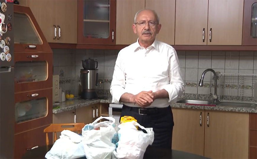 Εκλογές στην Τουρκία: Ο Κεμάλ Κιλιτσντάρογλου από τη κουζίνα του μιλά για τις αυξήσεις – «Θα σας δείξω τις τιμές»