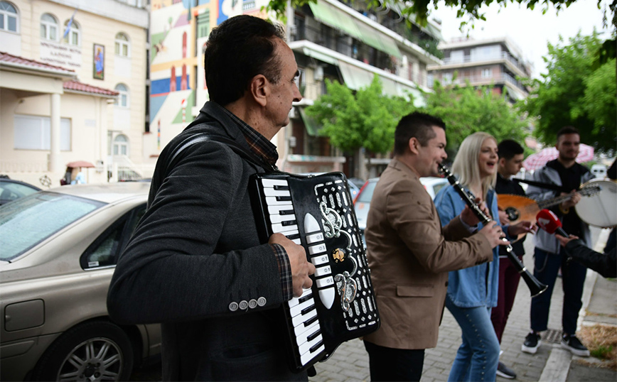 Υπό τους ήχους του κλαρίνου ψηφίζουν οι Λαρισαίοι Υπό τους ήχους του κλαρίνου ψηφίζουν οι Λαρισαίοι