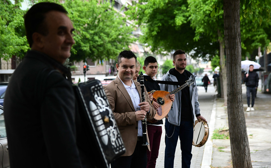 Υπό τους ήχους του κλαρίνου ψηφίζουν οι Λαρισαίοι Υπό τους ήχους του κλαρίνου ψηφίζουν οι Λαρισαίοι